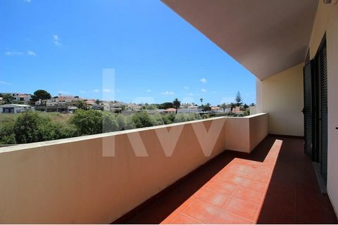 Great 3 bedroom townhouse + attic, very well maintained, in a pleasant location, with East View, located at the North entrance of the city Porto Santo, two minutes walk from the city center, 3 large bedrooms + attic, 4 bathrooms, living room east vie...