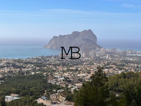 This beautiful villa has spectacular views over the sea and Calpe. It has 3 bedrooms and 3 bathrooms. There are 9 solar panels on the roof. Heated swimming pool with waterfall and Jacuzzi. American kitchen. Aluminium double glazed windows. Parking fo...