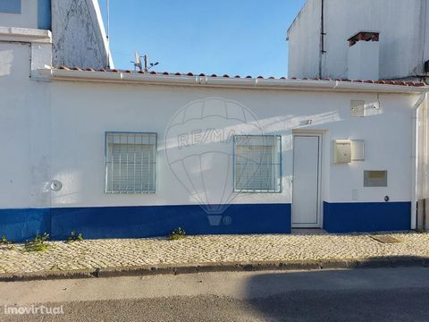 House in Ponte de Sor Ready-to-move-in villa consisting of 1 bedroom, kitchen and 1 bathroom. Located in the center of Ponte de Sor, close to the Blue School, the Employment Center and the Municipal Market.   Exempt from SCE under paragraph 1 of arti...
