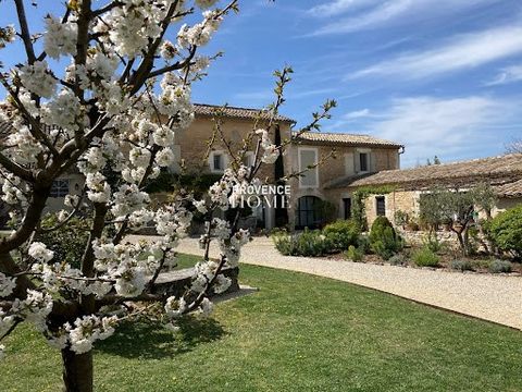 Provence Home, l’agence immobilière du Luberon, vous propose à la vente, un mas du 19ème restauré et situé dans un charmant hameau de la commune de Goult, sans vis-à-vis, au calme, sur la hauteur et avec vue sur le Mont Ventoux. Le terrain, de 2 823 ...