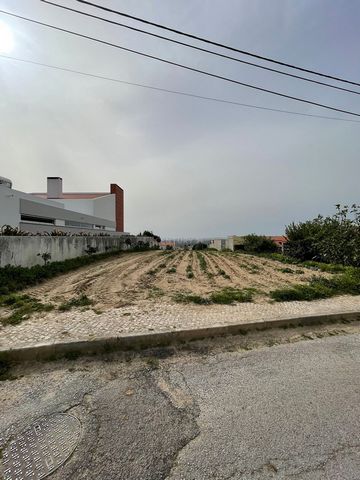 Land with 3,400m2 located in Freguesia das Gaeiras, with entrance on Rua Vale dos Ventos, very quiet area with an open view. Possibility of construction in accordance with the PDM of the area, with prior information requested. Completely clean land w...