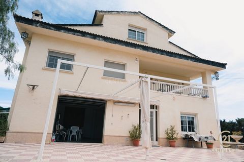 This fantastic villa in the urbanisation El Mirador del Penedés, Tarragona, presents itself as an impressive property with a variety of amenities. Built size: With a generous 441 square metres, this property offers ample space for its inhabitants. Us...