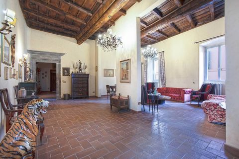 Historic apartment with balcony In a medieval building, on the first main floor, we offer a charming 160m2 apartment, with a strong identity. The important heights of the ceilings, marked by the wonderful ancient beams, the imposing peperino portals ...