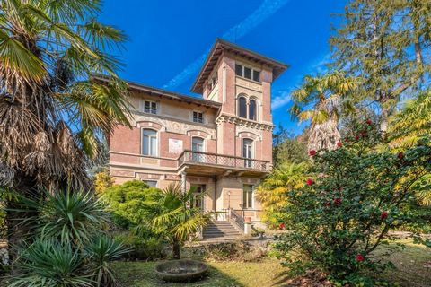 The historic villa extends over a total area of 480m2, distributed over several floors with an outbuilding of approximately 100m2. Inside, there are 12 spacious and bright rooms, perfect for hosting a large family or for use as offices or professiona...