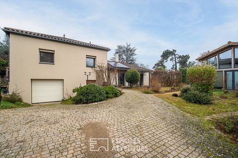 Ideally located in the heart of Craponne at the end of a cul-de-sac, a few steps from shops and transport, this family house of 178m2 renovated in 2013 develops a plot of 1281m2 and has a magnificent outbuilding built in 2013 in wooden frame of 118m2...
