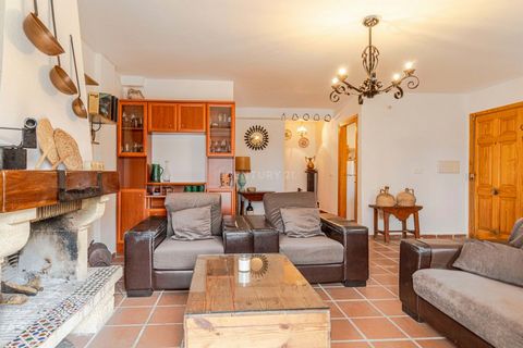 This property in Capileira, Granada, envelops you in an atmosphere of serenity and charm. With majestic views of the Sierra Nevada mountains, each window is a picture of nature that inspires peace and connection. Its traditional Andalusian architectu...