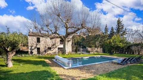 Set in the Eygalieres countryside, at the end of a short, gravelled driveway this property, a handsome, period stone-built farmhouse, comprises a 172 m2 main house and several outbuildings, giving a total built area of 354 m2. A former coaching inn, ...