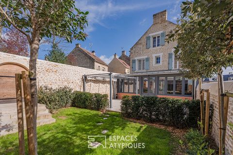 Located in Douvres-la-Délivrande a few steps from all amenities, this character house of 172 m2 benefits from a careful renovation. In this charming building, the main living room is skilfully articulated thanks to a layout where the living room, din...