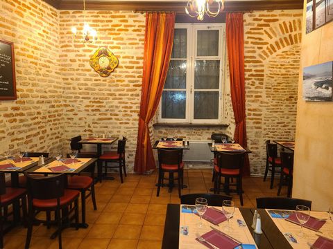 Located in the heart of Old Cahors, parking nearby. For more than 18 years, the manager has been cooking at home with fresh products delivered every day. A positive image among Cadurcians and tourists. Two rooms on the ground floor that can accommoda...