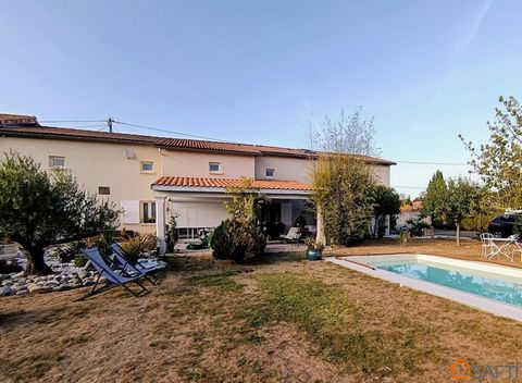 Nathalie Moratille offers you: ideally located in a quiet area of La Couronne, just a few minutes from the train station and shopping centre and 15 minutes from Angoulême, a beautiful house of around 150 m² on a plot of over 1000 m² with swimming poo...