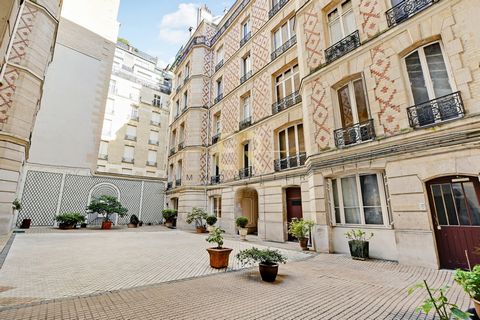Located in the prestigious Golden Triangle district, ideally located in the immediate vicinity of the Champs-Élysées, BR Immobilier is pleased to present this studio recently renovated with quality materials. It offers 9m2 Carrez law with a total flo...