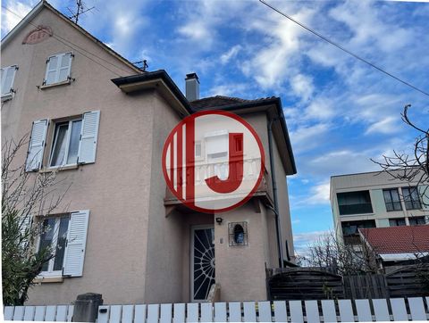 Julien Immo offers for sale this large adjoining family house of 113m2 located in Mulhouse. The house is composed of 3 levels, giving way to a separate equipped kitchen, 4 bedrooms, 1 bathroom with double sink, a living-dining room and in the basemen...