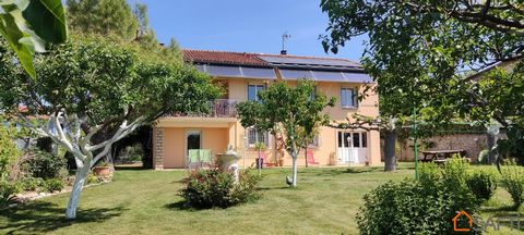 5 minutes from Lédignan, 20 minutes from Ales, 30 minutes from Nîmes and 45 minutes from Montpellier, this house is located in a peaceful and green area. The upper floor of the house offers a large bright living room with open-plan kitchen, three spa...
