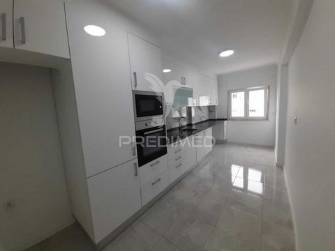 Completely refurbished apartment, inserted in a building with 2 elevators. Located on Rua Oscar Silva. Composed by: Entrance Hall, Living Room (21 m2)With Air Conditioning, Kitchen (14 m2) with ceramic hob, oven, microwave and extractor fan, Pantry S...