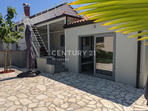 UMAG, SAVUDRIJA, HOUSE WITH SEA VIEW 150 FROM THE BEACH We are selling a ground floor apartment of 65 m2 with an open sea view. The area of ​​the garden is 240 m2. The house consists of an entrance hall, kitchen, storage room, living room, two bedroo...