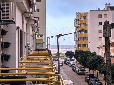 El apartamento descrito es una propiedad de 4 habitaciones con 2 plantas, ubicada en Costa da Caparica, a solo 300 metros de las playas. Está situado cerca del Mercado Municipal y del centro del pueblo, que ofrece fácil acceso a diversos servicios. E...