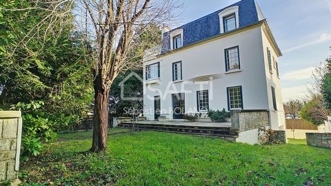 Maison de 297 m² - 5 chambres - garage - piscine intérieure - Le Mesnil-le-Roi.