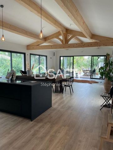 Located in the charming town of La Cadière-d'Azur (83740), this house offers a peaceful and privileged living environment. Nestled in the countryside, it enjoys a quiet and green environment, ideal for lovers of tranquility. The proximity to amenitie...