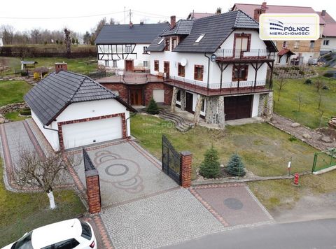 Północ Nieruchomości O/Bolesławiec offers for sale a property consisting of plots of land with two houses located in Nowogródiec. OFFER DETAILS: - The property consists of four plots with a total area of approx. 3566 m2, of which two plots with an ar...