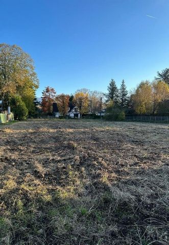 Definitely a great place to live ! At the gates of Oloron Sainte Marie and its facilities, very close to the Pyrenees mountains, I propose you this serviced beautiful and buildable piece of land of about 1661 m². Strategic location, ideal for a famil...