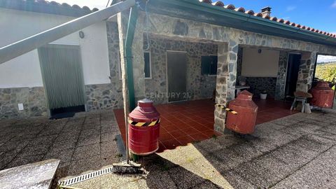 In Rosmaninhal, in the municipality of Idanha-a-Nova, we have available this fantastic villa consisting of 3 bedrooms, one with a private bathroom, living room, kitchen with fireplace and two bathrooms, one of which is external, accessible via the po...