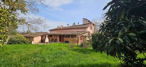 I have the pleasure of showing you this old renovated farmhouse in Verlhac Tescou, where charm and character are in order. Located less than 20 minutes from Montauban, the village (5 minutes) offers a grocery store/bar, nursery school (and primary sc...
