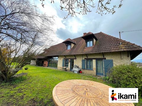 In exclusivity, come and discover this charming Bresse house which is full of authenticity. Habitable on one level and to be finished renovating, it is located on a wooded plot of 2900 m2. The house consists of an entrance hall, a separate kitchen, a...