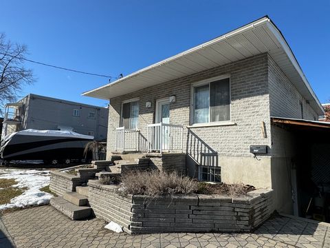 Exclusive property offering two lots (not sold separately) This 5 bedroom home has two bathrooms, as well as an interior and exterior staircase leading to the basement. The latter was completely renovated in 2022 and includes a bachelor currently occ...