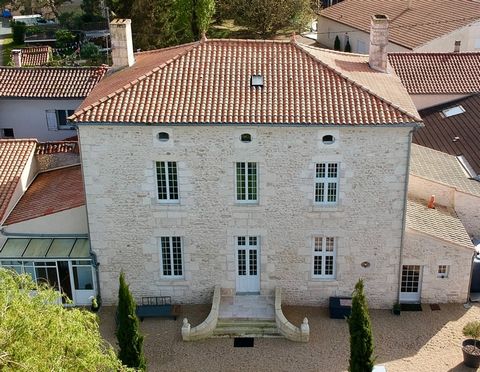Dpt Charente Maritime (17) Maison de Maître du XVIIe siècle à Tonnay-Charente 10 pièces et 260 m² - Terrain de 1 432 m²