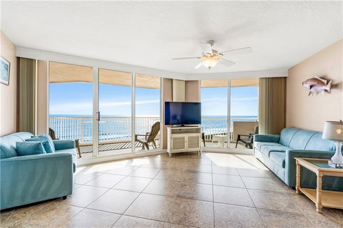 Beautiful 2 bed, 2 bath unit with stunning ocean and intracoastal views! Unit features an airy floor plan with spacious rooms and large balcony overlooking the ocean! Great amenities include community pool, club room, fitness room, billiards, tennis ...