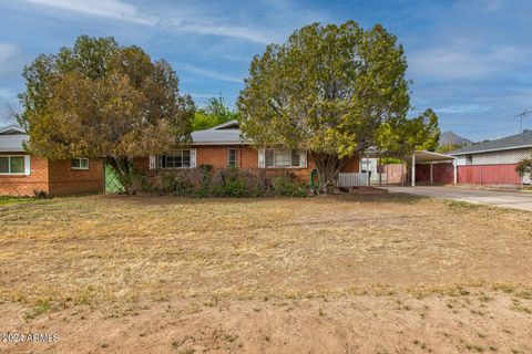 What an amazing opportunity in the heart of Phoenix! A fixer upper that is ready for your reimagination. This red-brick, Hallcraft home is located on the dreamiest of tree-lined streets walking distance from the canal just minutes from the Biltmore, ...