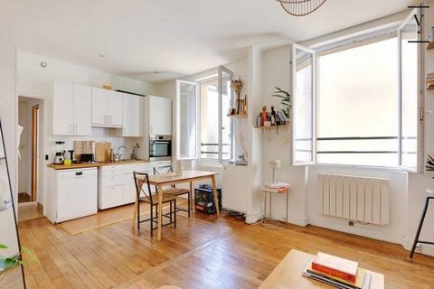 Villaret Immobilier is pleased to offer you this charming 2-room apartment of 37m2 on the 2nd and last floor of a small and well-kept condominium. Bright and in absolute calm, you will be seduced by its high ceilings, its original parquet floor and i...