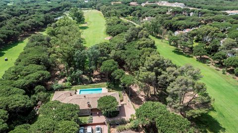 Fabulous detached house located in a wonderful environment within the Pals Golf Club. Built in 2003 by its current owners, on a plot of 1,255 m2, it has a total of 405 m2 built on two levels. Its south orientation allows you to enjoy its spacious and...