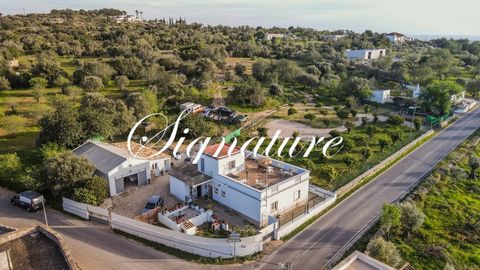 Located in Estoi. This classic villa is located close to the village of Santa Bárbara de Nexe, only 2 kilometers distant from all amenities such as stores and restaurants. Only 15 kilometers separate the famous Quinta do Lago golf course, Faro Airpor...