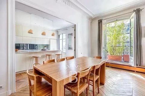 Exclusivity - Paris 8è Faubourg Saint Honoré- 4th floor flat with balcony facing south-east - 3 bedrooms (possibility of 4). Located in a beautiful stone building with a caretaker, this 186 m² 