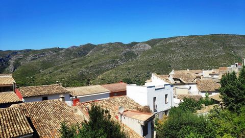 Koket herenhuis in de Vall de la Gallinera met een oppervlakte van 216 m2..Dit huis bestaat uit 4 slaapkamers, 2 badkamers, een Amerikaanse keuken, met een bar, die leidt naar de eetkamer, die directe toegang heeft tot een groot terras met een barbec...