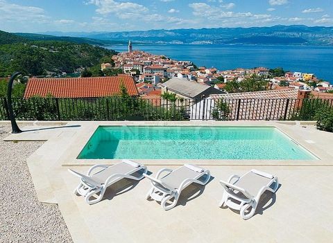 È in vendita una nuova villa urbana di 126,78 m2 con piscina e vista su tutta Vrbnik sull'isola di Krk. Si compone di un piano seminterrato dove si trova la sala macchine per la piscina, una cucina, un wc e una taverna. Al piano terra c'è un ingresso...