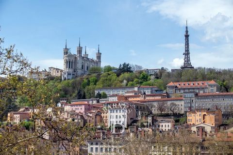 LYON 1st - QUAI DE LA PÊCHERIE - Located in a bourgeois building on the 5th floor with elevator, this renovated apartment offers beautiful volumes, and the charm of the old: parquet floors, fireplace and moldings. It is made up of an entrance, a beau...