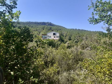 Villa de 4 dormitorios y 2 baños con piscina en un entorno rural tranquilo La casa ofrece 168 m2 de superficie construida en tres niveles y está rodeada por 36 hectáreas de terreno La casa dispone de pozo propio y conexión a la red eléctrica La conex...