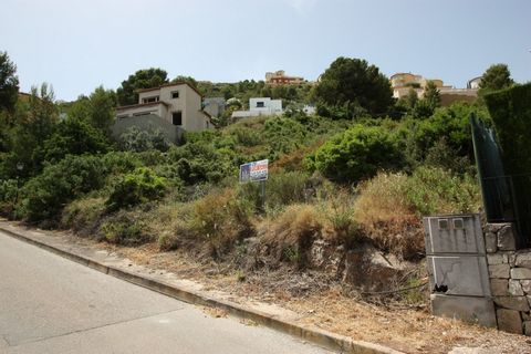 Bebaubares Grundstück von 818 m2 in Montesolana 2 km von Pedreguer Alicante Costa Blanca Es hat Wasser und Strom Es hat einen fantastischen Blick auf das Tal und das Meer Die nächsten Strände sind 15 Minuten entfernt Das größte Einkaufszentrum in der...