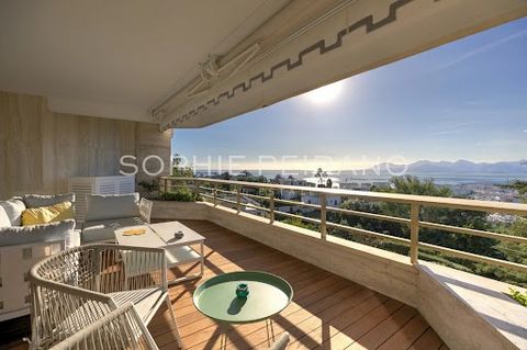 Diese elegante, 127 m² große Wohnung befindet sich in der prestigeträchtigen Wohngegend La Californie in Cannes und bietet einen atemberaubenden Panoramablick auf das Mittelmeer, die Bucht von Cannes und die Esterel-Berge. Diese atemberaubende Wohnun...