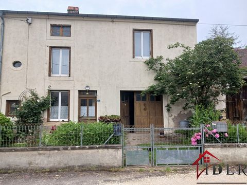 Pierre Jacquemin nodigt u uit om dit lot van 2 volledig te renoveren huizen te ontdekken, gelegen in Vernois-sur-Mance. Het eerste huis bestaat op de begane grond: een keuken (23m2), een woonkamer (28m2) en een garage die wordt gebruikt als schuur me...