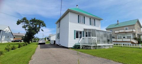 Venez découvrir cette belle propriété à étage. Aux portes de la Gaspésie et à proximité du fleuve Saint-Laurent, cette charmante résidence offre un cadre de vie unique. Avec ses quatre chambres à coucher, une salle de bain et une verrière à l'avant, ...