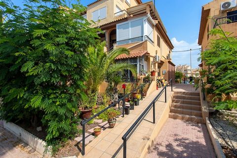 Este acogedor espacio de una sola planta ofrece un ambiente cómodo y relajante. El exterior cuenta con una piscina compartida de cloro. También tienen a su disposición una zona de barbacoa para disfrutar de las noches de verano en compañía. El interi...