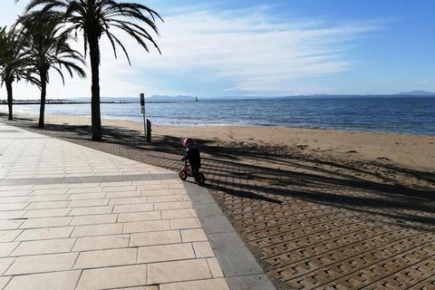 Geräumig, gut ausgestattet und gepflegt, nur einen Steinwurf von der Strandpromenade entfernt, wo Sie lange Spaziergänge unternehmen können. 12m2 Terrasse. 50 m2 für 4 Personen. : 1 Bett x 1,40 + 2 Betten x 90. Diese Unterkunft wird von einem Fachman...