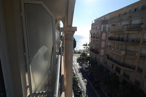 Ce charmant 2 pièces de 40 m² est situé au coeur de Menton, offrant à la fois confort et commodité. Le séjour dispose d'un canapé lit de 160x200cm et d'une télévision à écran plat, parfaits pour la détente. La chambre est équipée d'un lit double 160x...