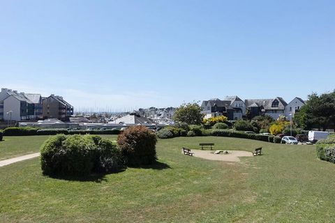 Der bezaubernde Strand von Fogeo ist 700 m zu Fuß entfernt. Der Hafen von Crouesty und seine Geschäfte liegen nur wenige Schritte von der Residenz entfernt. Die Geschäfte der Stadt Arzon sind leicht erreichbar (1,3 km). Die Halbinsel Rhuys, zwischen ...