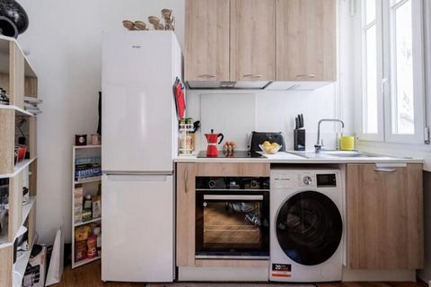 Este encantador alojamiento de 37 metros cuadrados está ubicado en el vibrante distrito 18 de París y ofrece un refugio acogedor para hasta dos personas. El apartamento cuenta con un cálido dormitorio y una cómoda sala de estar, equipada con modernas...