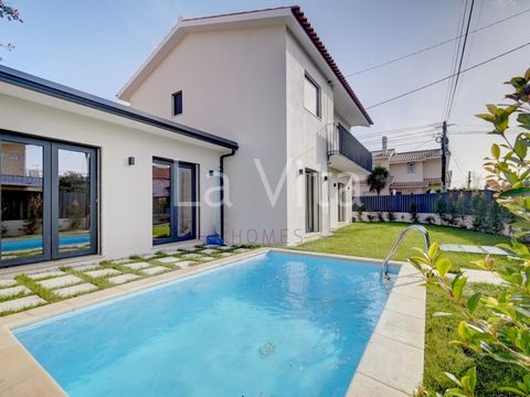 Renoviertes Haus mit 4 Schlafzimmern, Swimmingpool und Garten in Cobre - Cascais. Mit Qualität und Raffinesse restauriertes Haus im zentralsten Viertel von Cascais, Cobre, nur wenige Minuten von den Stränden, dem Stadtzentrum, Zugang zu Lissabon und ...