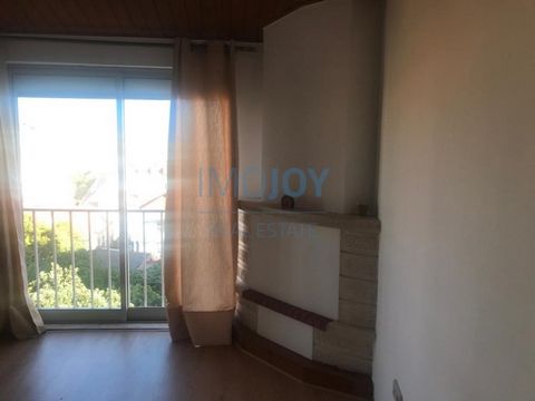 Harmonieus appartement met 3 slaapkamers (4 kamers) in het centrum van Lissabon in Arroios / Pena, ingevoegd in een typisch 'dorp' van Lissabon, naast Campo Mártires da Pátria en Jardim do Torel. Appartement met drie zonnefronten (oost, zuid en west)...